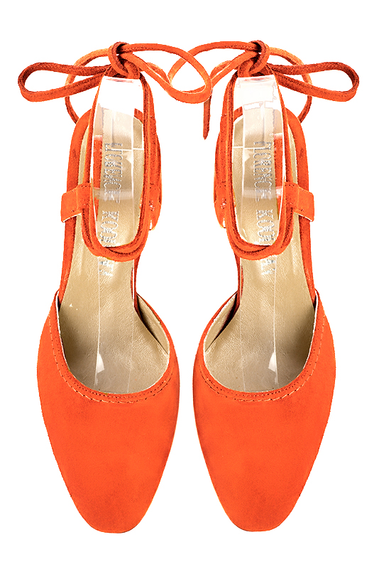 Chaussure femme à brides : Chaussure arrière ouvert avec des brides croisées couleur orange clémentine. Bout rond. Talon haut évasé. Vue du dessus - Florence KOOIJMAN