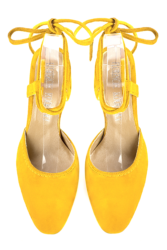 Chaussure femme à brides : Chaussure arrière ouvert avec des brides croisées couleur jaune soleil. Bout rond. Talon haut évasé. Vue du dessus - Florence KOOIJMAN