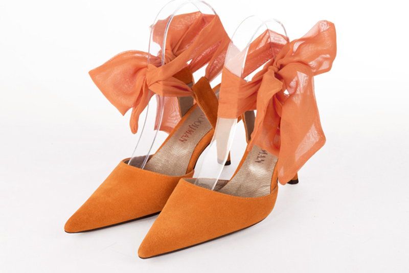 Chaussure femme à brides : Chaussure arrière ouvert avec un foulard autour de la cheville couleur orange abricot. Bout pointu. Talon haut fin Vue avant - Florence KOOIJMAN