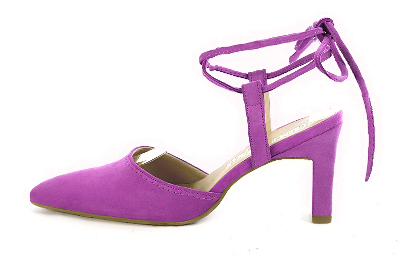 Chaussure femme à brides : Chaussure arrière ouvert avec des brides croisées couleur violet mauve. Bout effilé. Talon haut virgule. Vue de profil - Florence KOOIJMAN