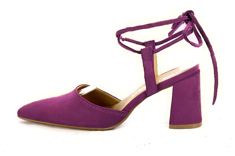 Chaussure femme à brides : Chaussure arrière ouvert avec des brides croisées couleur violet myrtille. Bout effilé. Talon haut évasé. Vue de profil - Florence KOOIJMAN