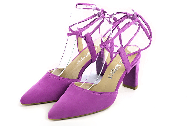 Chaussure femme à brides : Chaussure arrière ouvert avec des brides croisées couleur violet mauve. Bout effilé. Talon haut virgule Vue avant - Florence KOOIJMAN