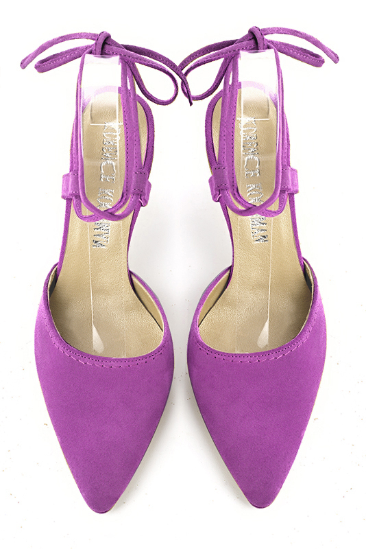 Chaussure femme à brides : Chaussure arrière ouvert avec des brides croisées couleur violet mauve. Bout effilé. Talon haut virgule. Vue du dessus - Florence KOOIJMAN