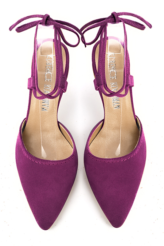Chaussure femme à brides : Chaussure arrière ouvert avec des brides croisées couleur violet myrtille. Bout effilé. Talon haut évasé. Vue du dessus - Florence KOOIJMAN