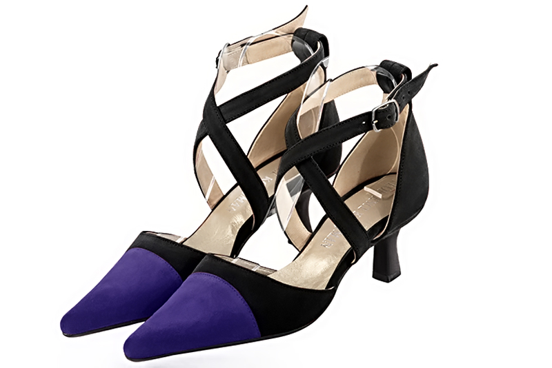 Chaussure femme à brides : Chaussure côtés ouverts brides croisées couleur violet outremer et noir mat. Bout pointu. Talon mi-haut bobine Vue avant - Florence KOOIJMAN