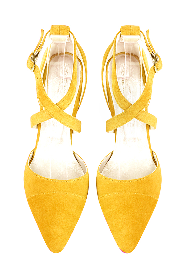 Chaussure femme à brides : Chaussure côtés ouverts brides croisées couleur jaune soleil. Bout effilé. Talon haut fin. Vue du dessus - Florence KOOIJMAN