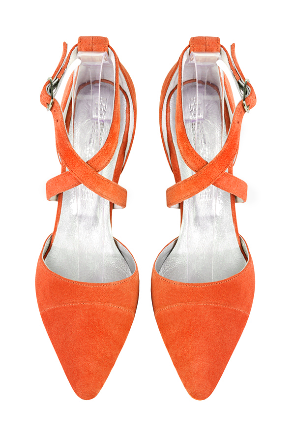 Chaussure femme à brides : Chaussure côtés ouverts brides croisées couleur orange clémentine. Bout effilé. Talon haut fin. Vue du dessus - Florence KOOIJMAN
