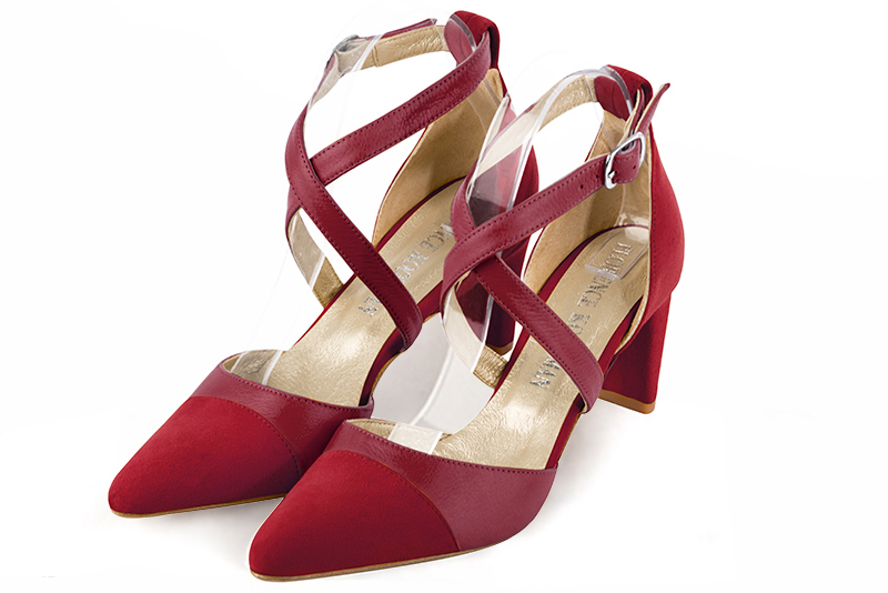 Chaussure femme à brides : Chaussure côtés ouverts brides croisées couleur rouge carmin. Bout effilé. Talon mi-haut virgule Vue avant - Florence KOOIJMAN
