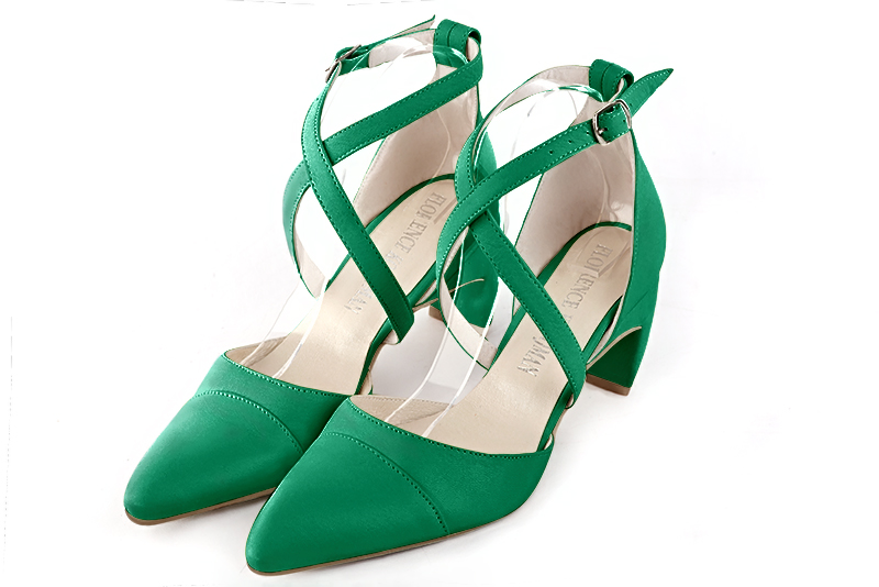 Chaussure femme à brides : Chaussure côtés ouverts brides croisées couleur vert émeraude. Bout effilé. Talon mi-haut virgule Vue avant - Florence KOOIJMAN