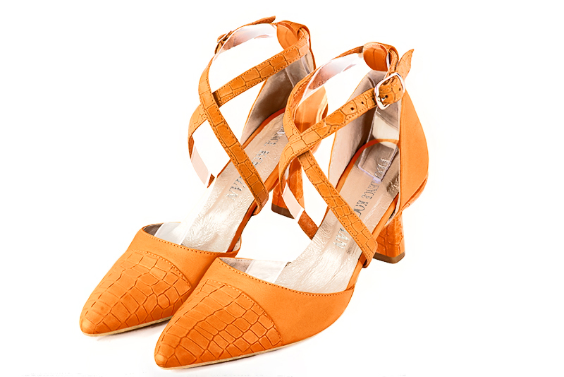 Chaussure femme à brides : Chaussure côtés ouverts brides croisées couleur orange abricot. Bout effilé. Talon mi-haut bobine Vue avant - Florence KOOIJMAN
