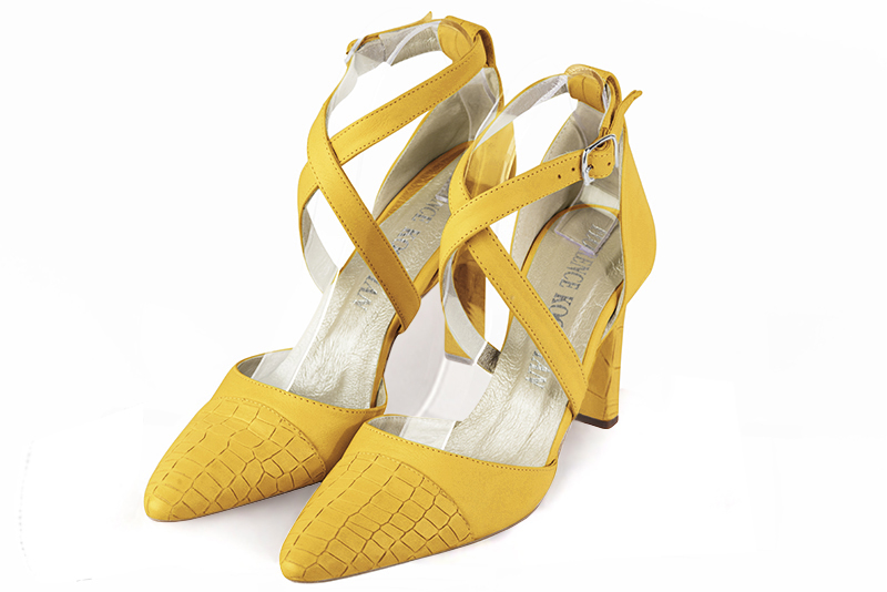 Chaussure femme à brides : Chaussure côtés ouverts brides croisées couleur jaune soleil. Bout effilé. Talon haut fin Vue avant - Florence KOOIJMAN