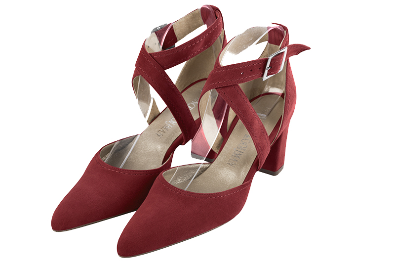 Chaussure femme à brides : Chaussure côtés ouverts brides croisées couleur rouge bordeaux. Bout effilé. Talon mi-haut bottier Vue avant - Florence KOOIJMAN