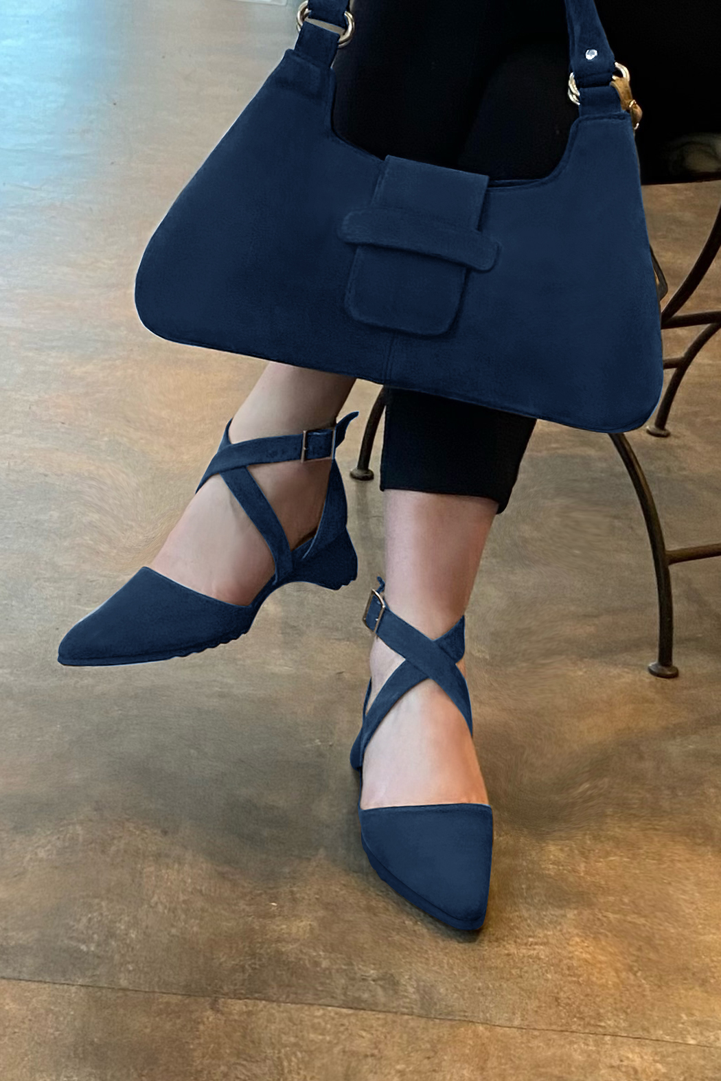 Chaussure femme à brides : Chaussure côtés ouverts brides croisées couleur bleu marine.. Vue porté - Florence KOOIJMAN