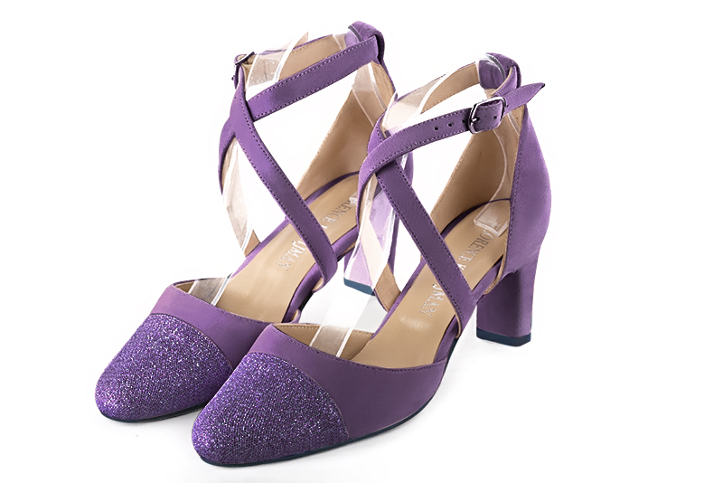 Chaussure femme à brides : Chaussure côtés ouverts brides croisées couleur violet améthyste. Bout rond. Talon mi-haut virgule Vue avant - Florence KOOIJMAN