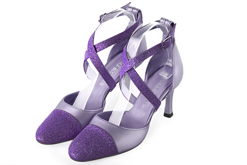 Chaussure femme à brides : Chaussure côtés ouverts brides croisées couleur violet améthyste. Bout rond. Talon haut fin Vue avant - Florence KOOIJMAN
