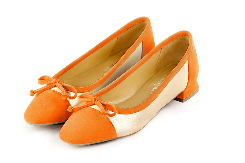 Ballerine : Ballerine avec un petit talon couleur orange abricot et or doré. Bout carré. Talon plat évasé Vue avant - Florence KOOIJMAN