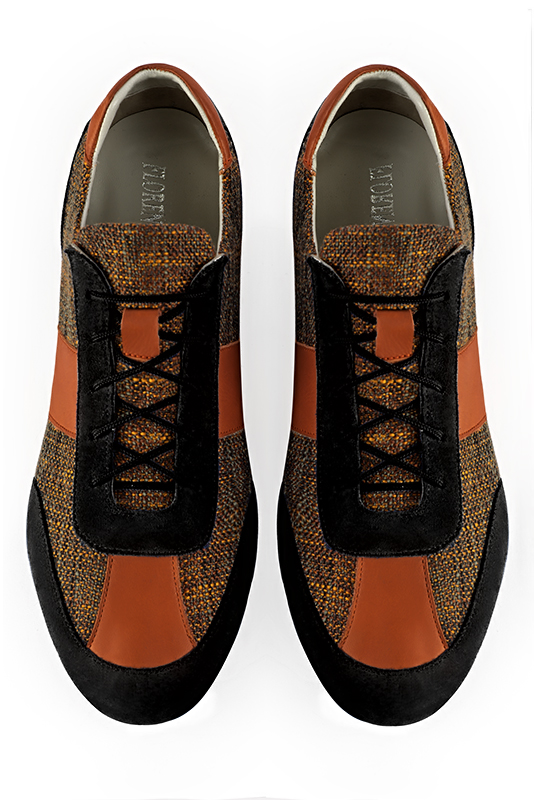 Basket homme habillée : Sneaker urbain bicolore couleur noir mat et orange corail. Semelle fine. Doublure cuir. Vue du dessus - Florence KOOIJMAN