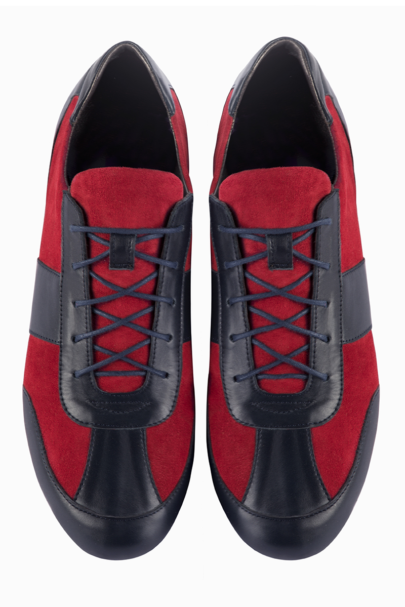Basket homme habillée : Sneaker urbain bicolore couleur bleu marine et rouge bordeaux. Semelle fine. Doublure cuir. Vue du dessus - Florence KOOIJMAN