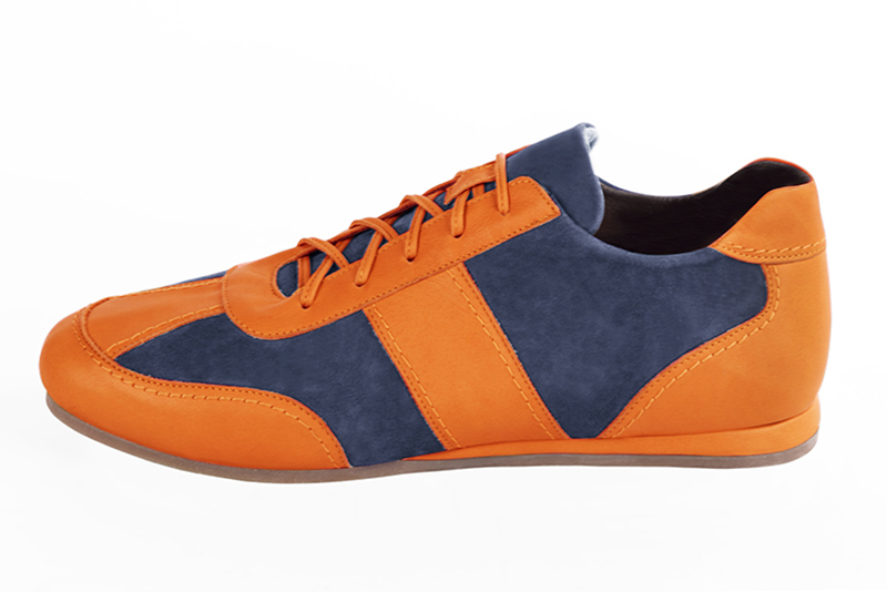 Basket homme habillée : Sneaker urbain bicolore couleur orange abricot et bleu indigo. Semelle fine. Doublure cuir. Vue de profil - Florence KOOIJMAN