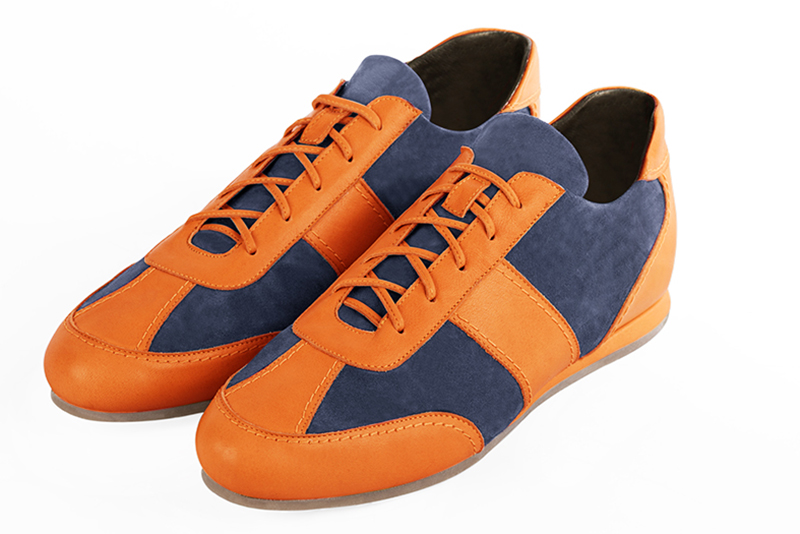 Sneaker homme : Basket homme bicolore urbaine couleur orange abricot et bleu indigo. Semelle fine. Dessus et doublure cuir. Personnalisable - Florence KOOIJMAN