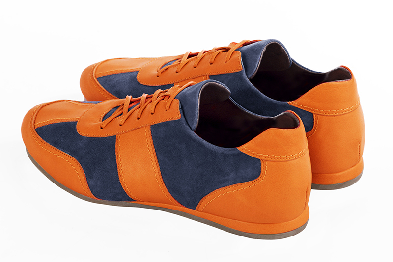 Basket homme habillée : Sneaker urbain bicolore couleur orange abricot et bleu indigo. Semelle fine. Doublure cuir. Vue arrière - Florence KOOIJMAN