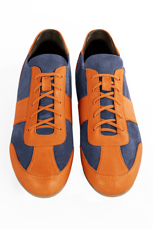 Basket homme habillée : Sneaker urbain bicolore couleur orange abricot et bleu indigo. Semelle fine. Doublure cuir. Vue du dessus - Florence KOOIJMAN