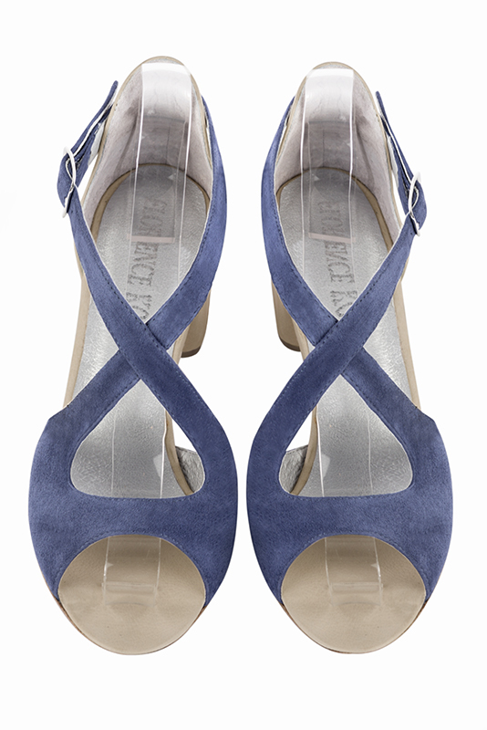 Sandale femme : Sandale soirées et cérémonies couleur bleu indigo et blanc ivoire. Bout rond. Petit talon évasé. Vue du dessus - Florence KOOIJMAN