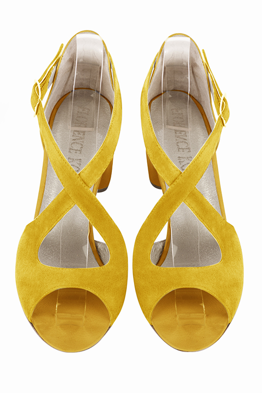 Sandale femme : Sandale soirées et cérémonies couleur jaune soleil. Bout rond. Petit talon évasé. Vue du dessus - Florence KOOIJMAN