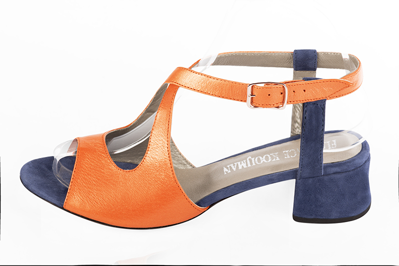 Sandale femme : Sandale soirées et cérémonies couleur bleu indigo et orange abricot. Bout rond. Petit talon évasé. Vue de profil - Florence KOOIJMAN