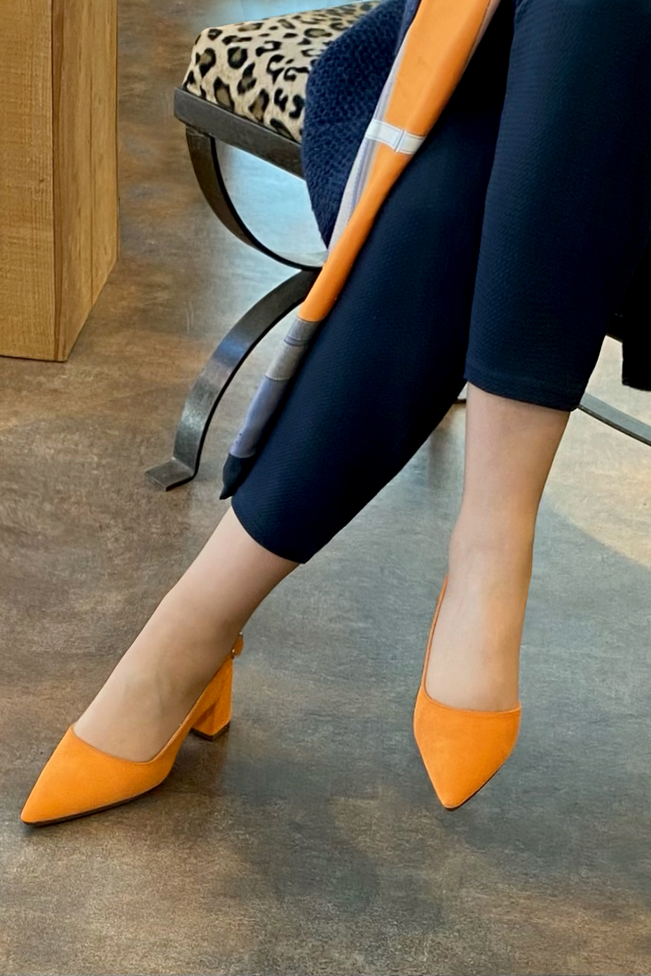 Chaussure femme à brides :  couleur orange abricot. Bout pointu. Talon mi-haut évasé. Vue porté - Florence KOOIJMAN
