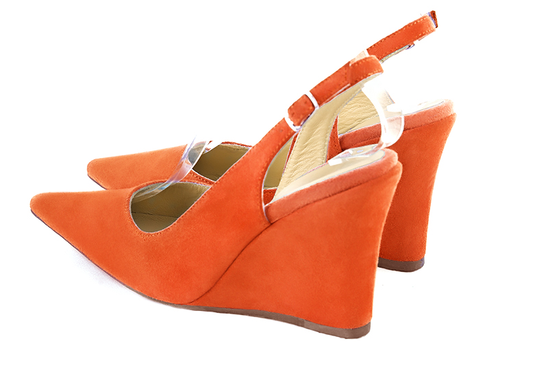 Chaussure femme à brides :  couleur orange clémentine. Bout pointu. Talon très haut compensé. Vue arrière - Florence KOOIJMAN