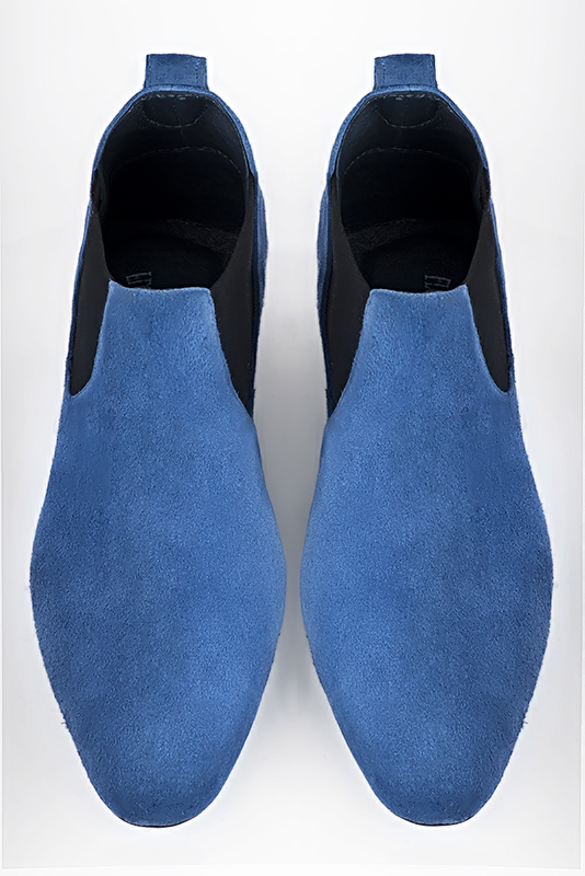 Boots homme : Bottines et boots homme élégantes et raffinées en couleur bleu électrique et noir mat. Bout rond. Semelle cuir talon plat. Vue du dessus - Florence KOOIJMAN