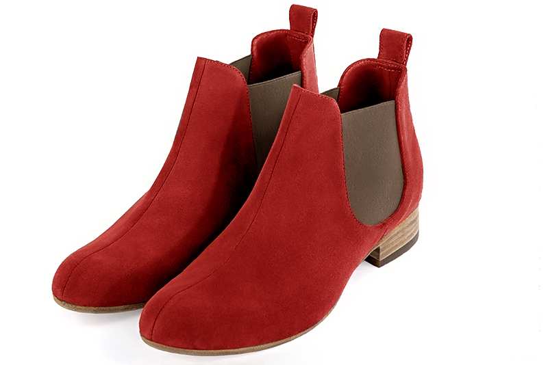 Boots homme : Bottines et boots homme élégantes et raffinées en couleur rouge coquelicot et marron taupe. Bout rond. Semelle cuir talon plat Vue avant - Florence KOOIJMAN