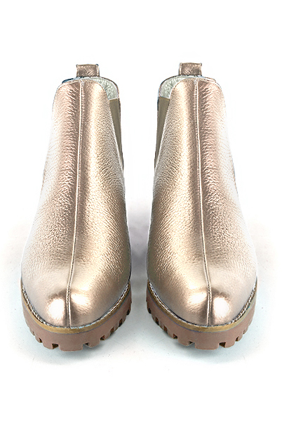 Boots femme : Boots élastiques sur les côtés couleur beige sahara. Bout rond. Semelle gomme petit talon. Vue du dessus - Florence KOOIJMAN