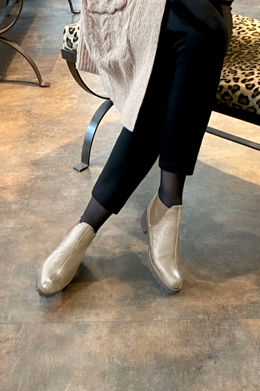 Boots femme : Boots élastiques sur les côtés couleur beige sahara. Bout rond. Semelle gomme petit talon. Vue porté - Florence KOOIJMAN
