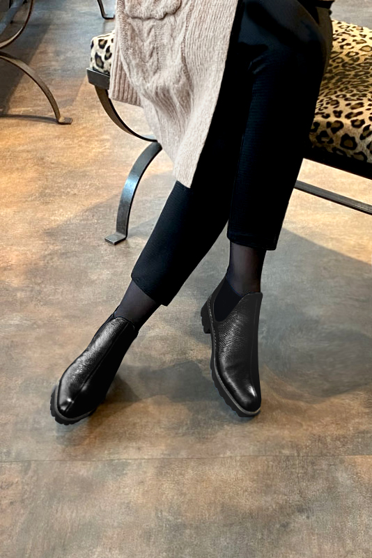 Boots femme : Boots élastiques sur les côtés couleur noir satiné. Bout rond. Semelle gomme petit talon. Vue porté - Florence KOOIJMAN