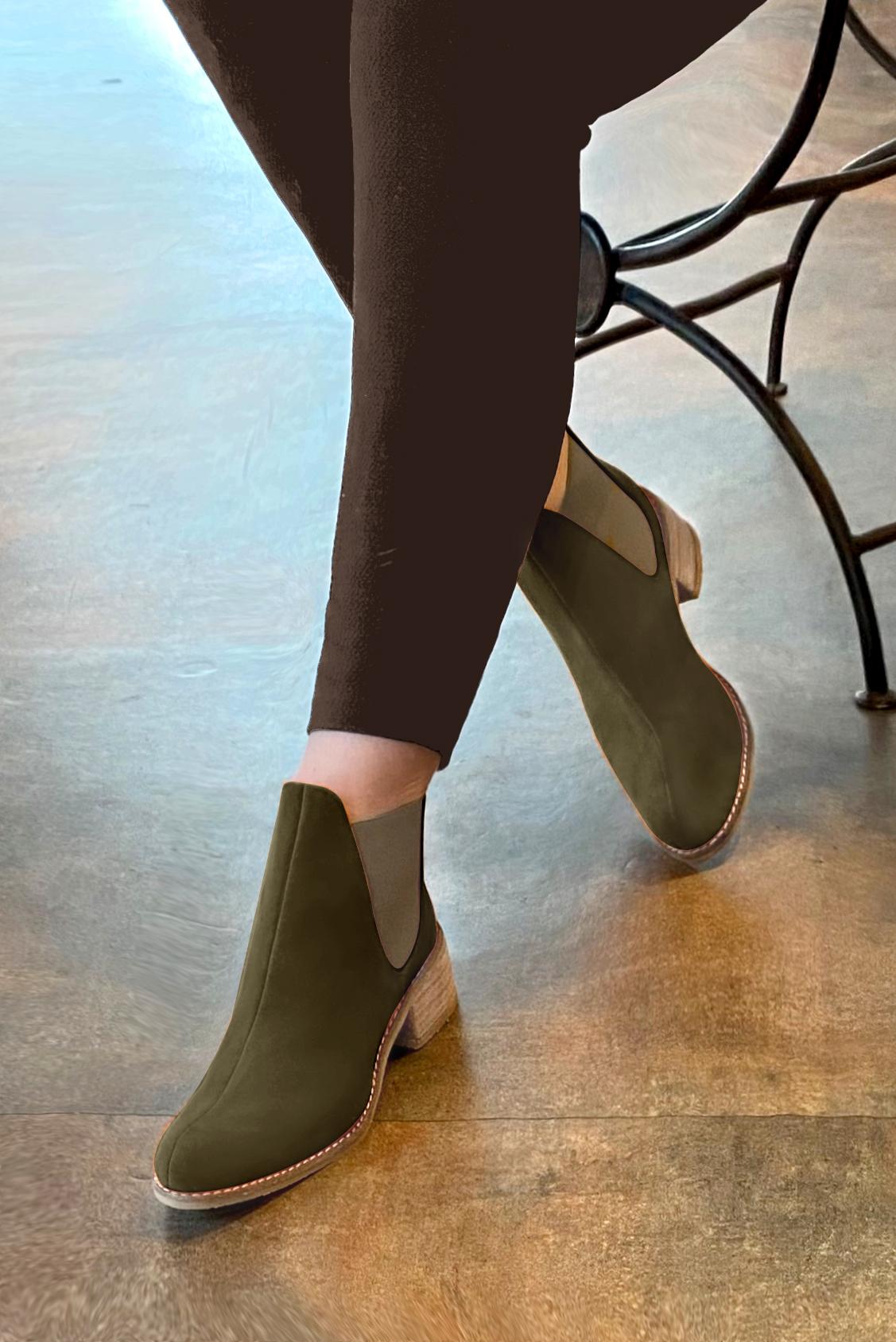 Boots femme : Boots élastiques sur les côtés couleur vert kaki et beige mastic. Bout rond. Semelle cuir petit talon. Vue porté - Florence KOOIJMAN