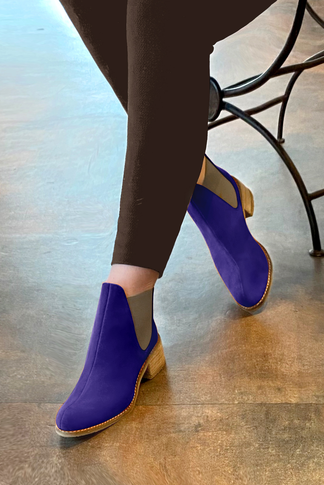 Boots femme : Boots élastiques sur les côtés couleur violet outremer et beige mastic. Bout rond. Semelle cuir petit talon. Vue porté - Florence KOOIJMAN