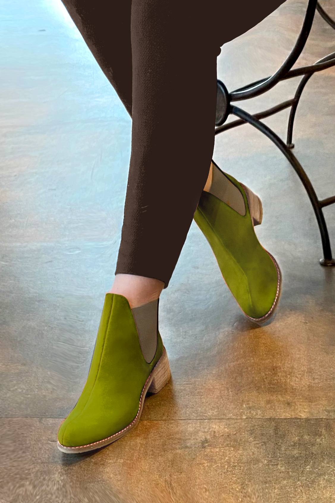 Boots femme : Boots élastiques sur les côtés couleur vert pistache et beige mastic. Bout rond. Semelle cuir petit talon. Vue porté - Florence KOOIJMAN
