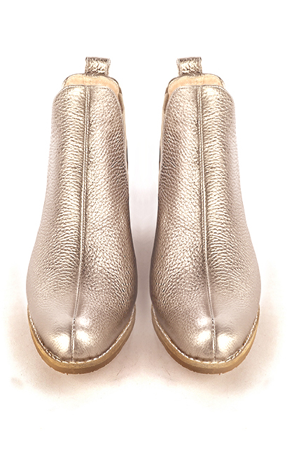 Boots femme : Boots élastiques sur les côtés couleur beige sahara. Bout rond. Semelle cuir petit talon. Vue du dessus - Florence KOOIJMAN