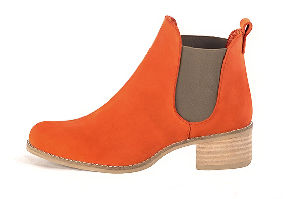 Boots femme : Boots élastiques sur les côtés couleur orange clémentine. Bout rond. Semelle cuir petit talon. Vue de profil - Florence KOOIJMAN