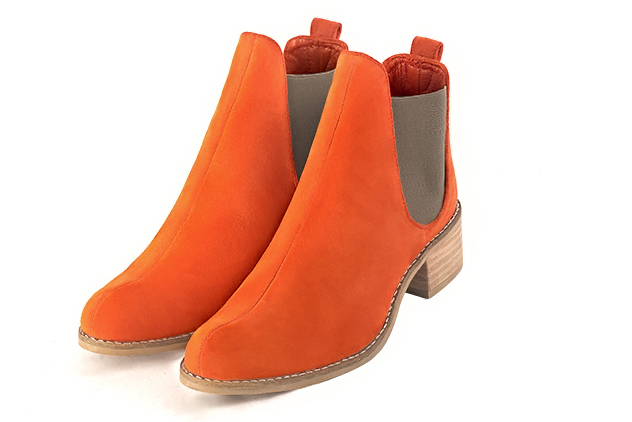 Boots femme : Boots élastiques sur les côtés couleur orange clémentine. Bout rond. Semelle cuir petit talon Vue avant - Florence KOOIJMAN