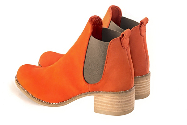 Boots femme : Boots élastiques sur les côtés couleur orange clémentine. Bout rond. Semelle cuir petit talon. Vue arrière - Florence KOOIJMAN