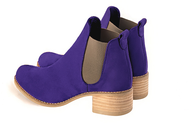 Boots femme : Boots élastiques sur les côtés couleur violet outremer et beige mastic. Bout rond. Semelle cuir petit talon. Vue arrière - Florence KOOIJMAN