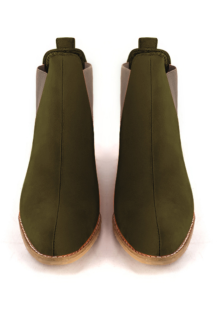 Boots femme : Boots élastiques sur les côtés couleur vert kaki et beige mastic. Bout rond. Semelle cuir petit talon. Vue du dessus - Florence KOOIJMAN