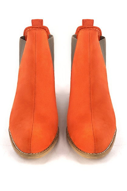 Boots femme : Boots élastiques sur les côtés couleur orange clémentine. Bout rond. Semelle cuir petit talon. Vue du dessus - Florence KOOIJMAN