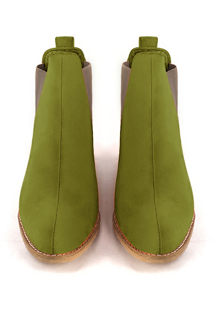 Boots femme : Boots élastiques sur les côtés couleur vert pistache et beige mastic. Bout rond. Semelle cuir petit talon. Vue du dessus - Florence KOOIJMAN