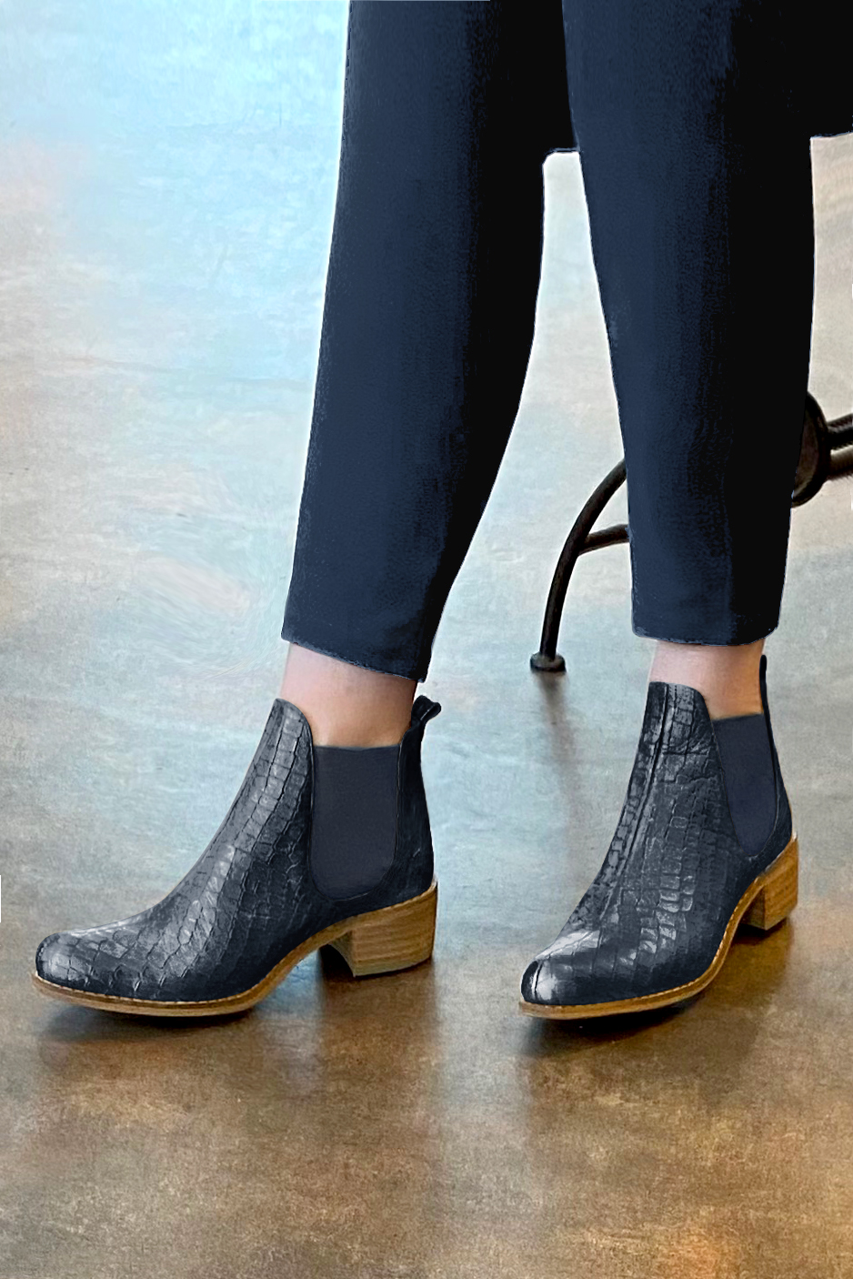 Boots femme : Boots élastiques sur les côtés couleur bleu denim. Bout rond. Semelle cuir petit talon. Vue porté - Florence KOOIJMAN