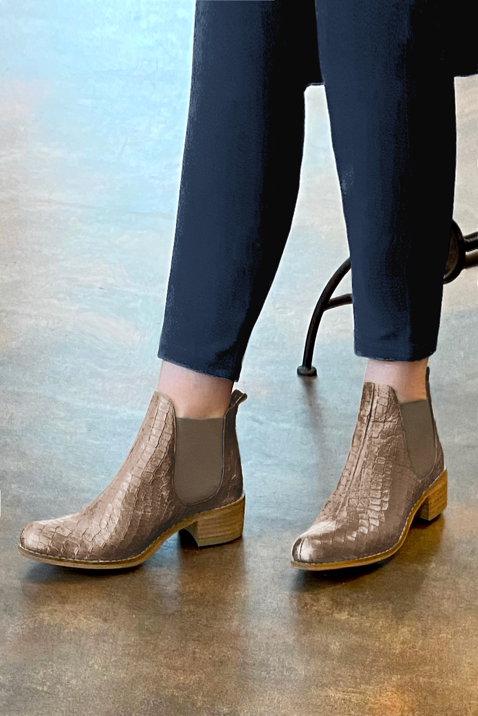 Boots femme : Boots élastiques sur les côtés couleur beige mastic. Bout rond. Semelle cuir petit talon. Vue porté - Florence KOOIJMAN