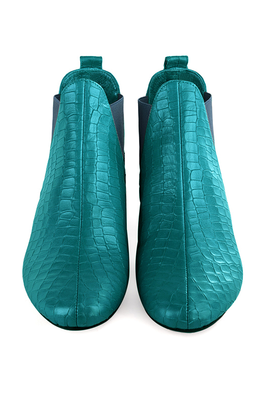 Boots femme : Boots élastiques sur les côtés couleur bleu turquoise. Bout rond. Talon plat bottier. Vue du dessus - Florence KOOIJMAN